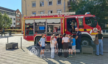 Tűzoltóautó, szerencsekerék és hasznos tudás – A tűzoltók is várták a családokat a Biztonság Hetén