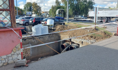Távhővezetéket cserélnek a Vörösmarty térnél