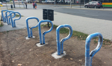 Új kerékpártárolókat alakítottak ki az Állomás téren
