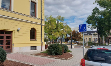 Új mozgáskorlátozott-parkolóhelyet alakítottak ki a Bessenyei téren