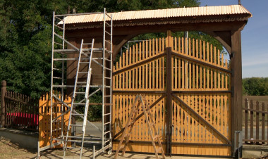 Székelykapu – Teljesen megszépült a sóstóhegyi temető hagyományőrző építménye