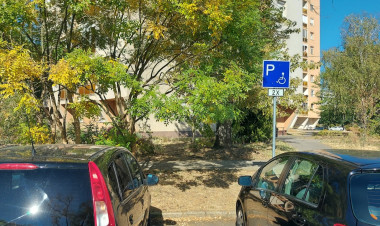 Új mozgáskorlátozott parkolók a Vasvári Pál utcán