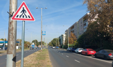 Új KRESZ-táblákat helyeztek el a Kert utcánál