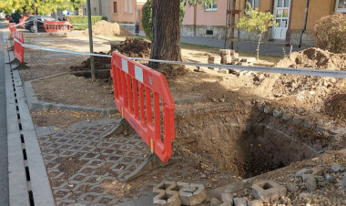 Egy törött ivóvízcső helyreállításán dolgoznak a szakemberek a Szarvas utcán
