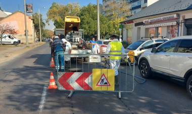 A szennyvíz vezetékek korszerűsítését végzik a szakemberek a Kossuth utcán