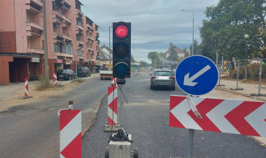 A jelzőlámpák akkumulátorait cserélték a szakemberek a Vasvári Pál utcában