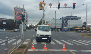 Emelőkosárból javítják és tisztítják a lámpákat a Magyar Közút szakemberei