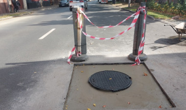 Közműfedlap szintbe helyezését végzik a szakemberek a Bocskai utcában