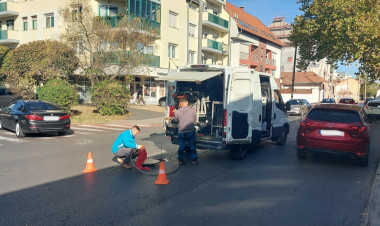 Egy zárt rendszerű szennyvízvezeték-hálózat átjárhatóságát ellenőrzik a Kossuth utcán