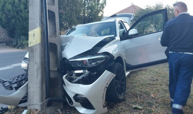 Villanyoszlopnak ütközött egy autó a Nagyvárad utcában