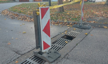 Megrongálódott egy csapadékelvezető csatorna rácsa a Szántó Kovács János utcán