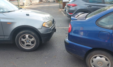 Két személyautó ütközött a Lujza utcában