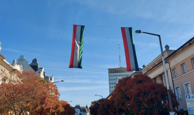 Nemzeti színű zászlókkal díszítették fel Nyíregyházát