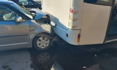 Autóbusz hátuljának ütközött egy személyautó a Sóstói úton