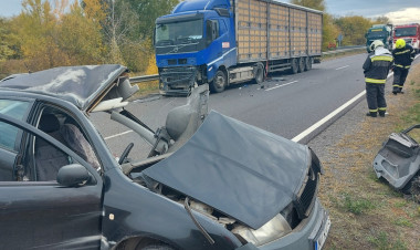 Halálos karambol a 403-as főúton – ötven métert sodródott a kamion elé hajtó személyautó