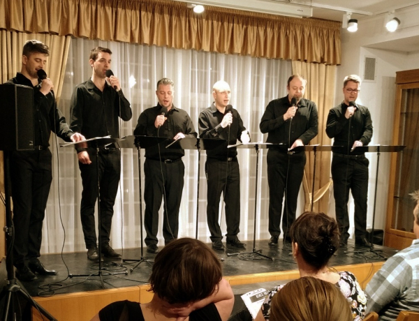 Teltházas siker volt az AcapellArt Énekegyüttes koncertje a Bencs Villában