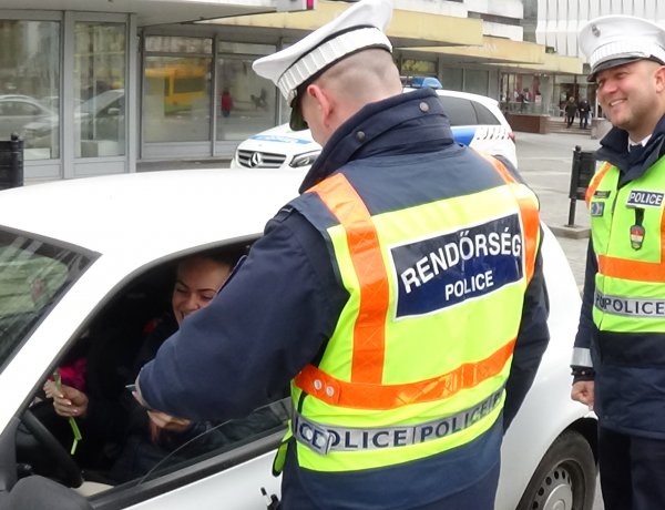 Virággal köszöntötték a szabályosan közlekedő hölgyeket a nyíregyházi rendőrök