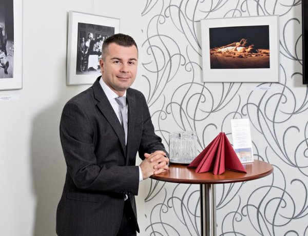 Sok férfi irigyléssel tekint a színházban dolgozó férfiakra 