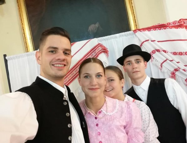 Díjeső a  Szabolcs Néptáncegyüttes táncosainak a Szólótáncversenyen