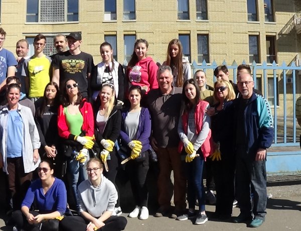 Kórházi kerítést festettek – Önkéntesek és diákok segítettek a Lions Club tagjainak