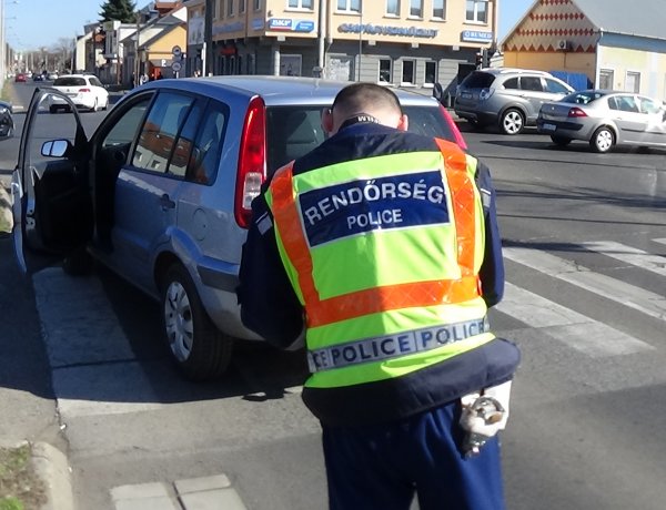 A Szegfű utcán történt baleset, szabálytalan kanyarodás okozta a karambolt