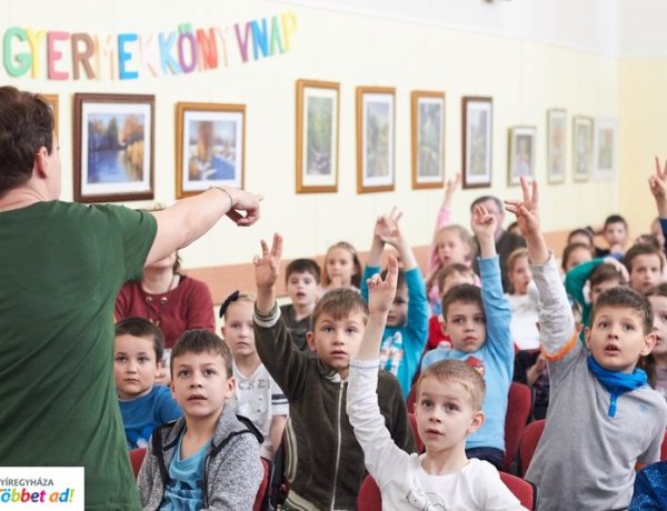Medvés könyv bemutató a könyvtárban - ma van a Nemzetközi Gyermekkönyvnap 