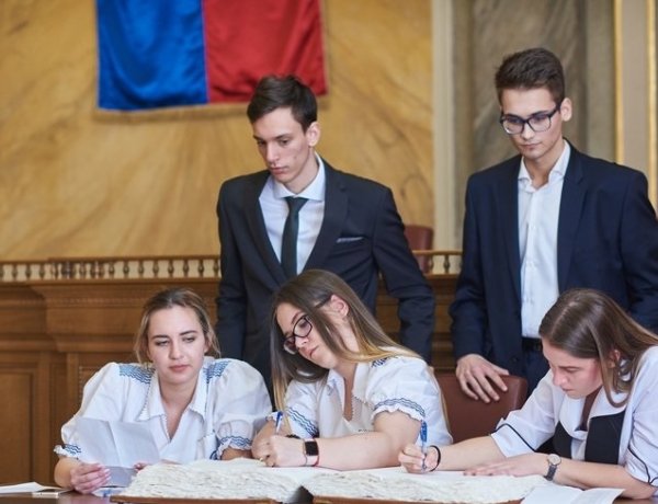 Újabb osztálynévsorokkal bővült a Ballagók Kapcsos Könyve a Városházán