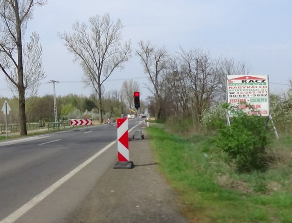 Jelzőlámpa irányítja váltakozó irányban a forgalmat Nyíregyháza és Nyírtelek között