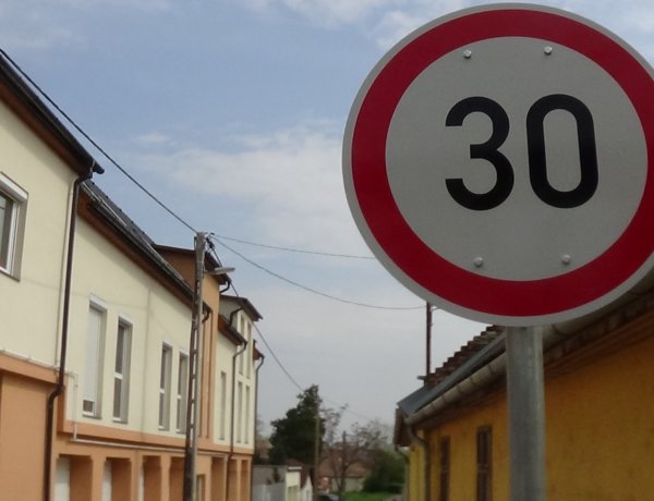 Közlekedők figyelem! 30-as sebességkorlátozás a Belső körúton