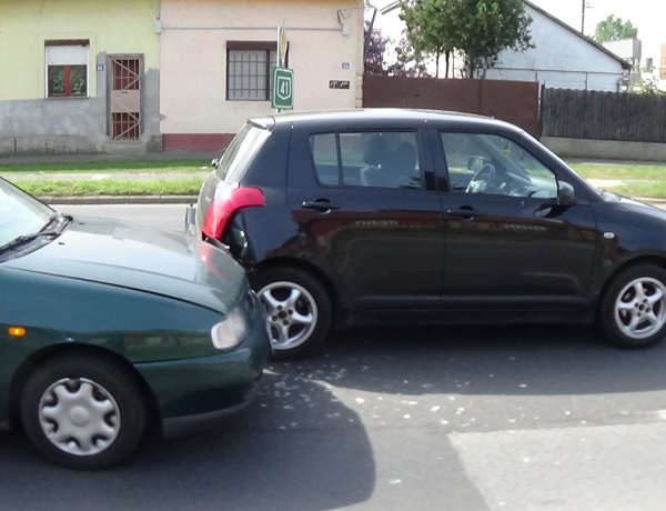 Forgalmi okokból lassított egy jármű az Orosi úton, a mögötte érkező nem tudott megállni