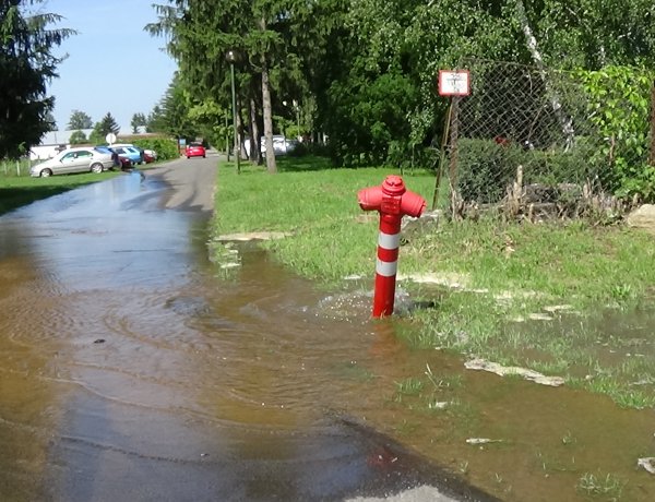 Ismeretlen jármű tört tűzcsapot a Westsik Vilmos utcán, majd elhagyta a helyszínt