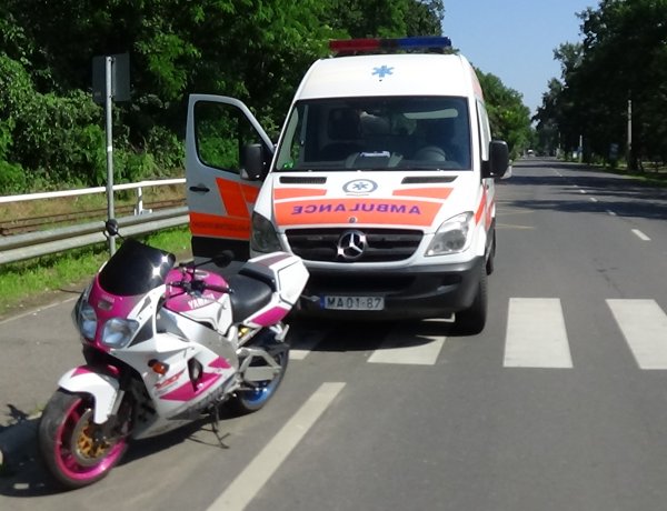 Több métert csúszott a Sóstón balesetező motoros – Kórházba szállították