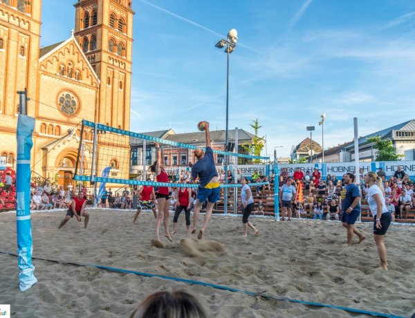 Nincs megállás - folyamatosan meccsek a belvárosban épített strandröpipályán