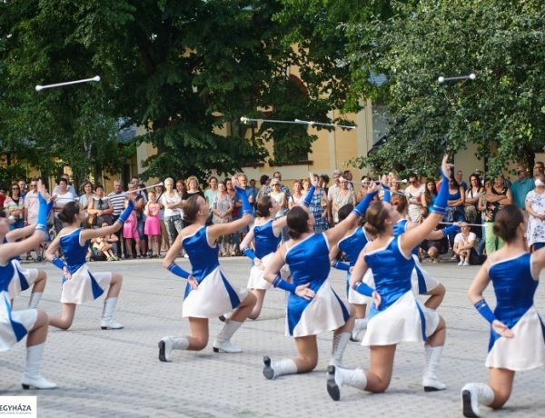 Latin est - majorette parádé várja az érdeklődőket Sóstón, az 5. fúvós feszten 