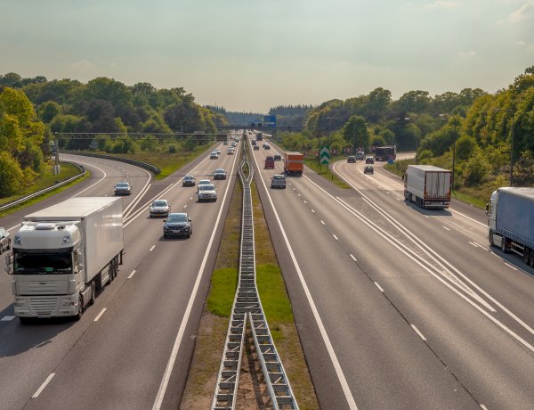 Jelentős hétvégi forgalomra figyelmeztet a Magyar Közút – Fesztiválok és nyaralás!