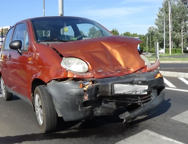 Baleset a Törzs utcán – Egy személy megsérült, jelentős az anyagi kár