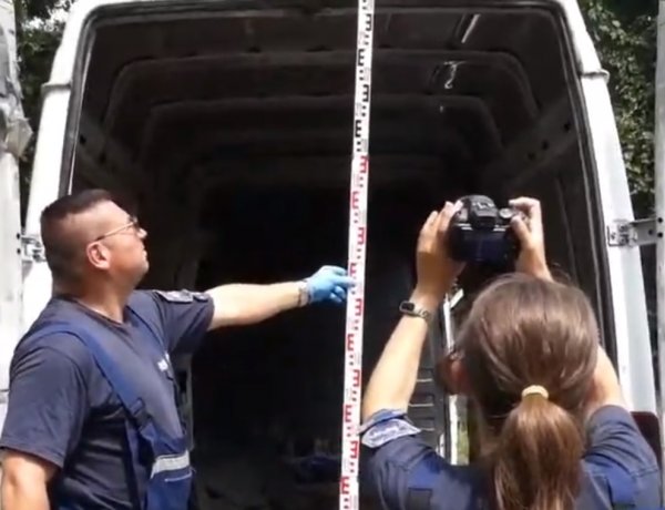 Illegális migránsok a kisbuszban – 31 migráns tartózkodott a Polgáron közlekedő járműben