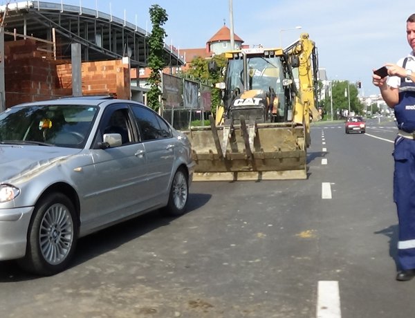 Kanyaradó munkagép rohant szabályosan közlekedő személygépkocsiba a Szegfű utcán
