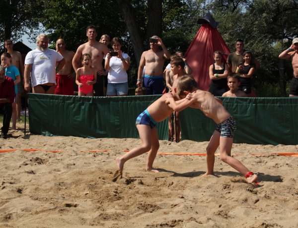 Nemzetközi strandbirkózó verseny – Több mint húsz súlycsoportban hirdettek győztest