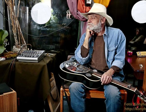 Western csizma, cowboy kalap és country zene? A 'keleti sasok' még mindig táncolnak!