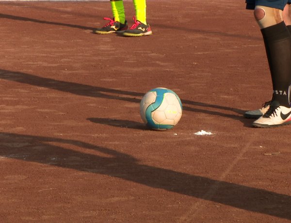 Kispályás bajnokság - sportszerű, de szikrázó meccsek salakon