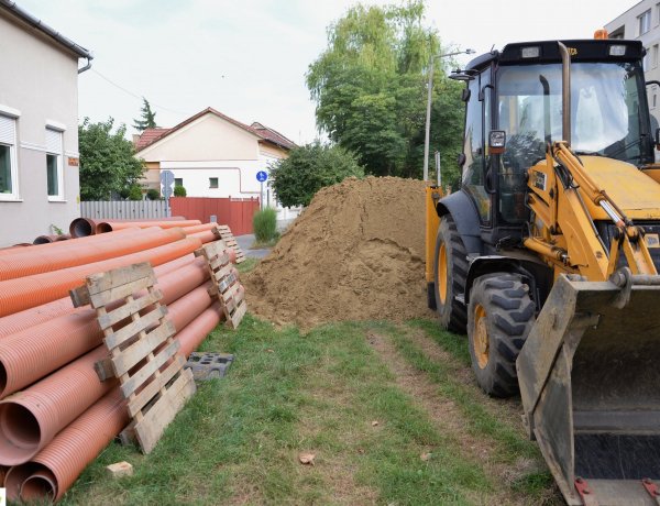Megújul a Szarvas utca - Kerékpárút és járda is épül, jobb lesz a csapadékvíz elvezetése