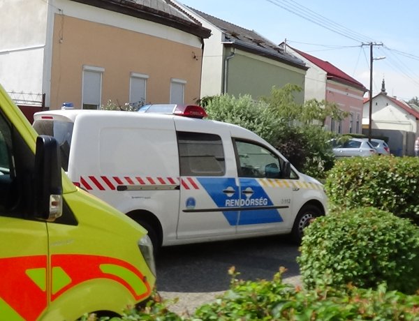 Tisztázatlan okok miatt borult fel kerékpárjával egy hölgy a Közép utcán, megsérült