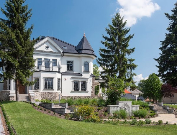 A protokoll nagyasszonya, Görög Ibolya érkezik a Bencs Villába szeptember 17-én