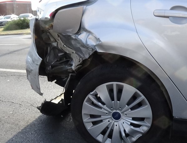 Két személygépkocsi ütközött a Kosbor utcán, jelentős az anyagi kár