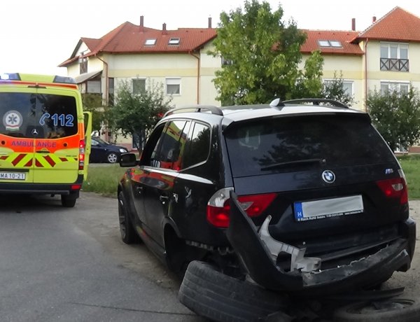 A Család utcán karambolozott két jármű, egy személyt kórházba szállítottak