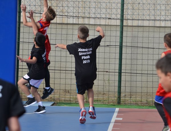 Streetball Piknik a Jósavárosban - jó hangulatú volt a kosártorna