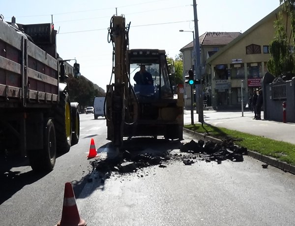 Csőtörés okozott gondozott hétfőn a Vasgyár utcán, napokig tart majd a helyreállítás