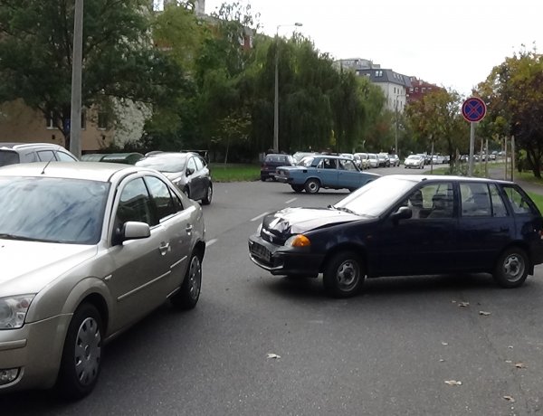 Két autó ütközött még pénteken a Szántó Kovács János utcán, jelentős az anyagi kár