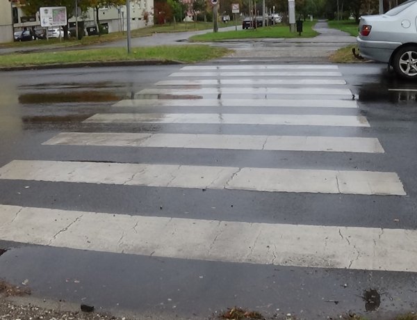 Rollerező fiatalt sodort el egy jármű a Kert utca egyik gyalogos-átkelőhelyénél